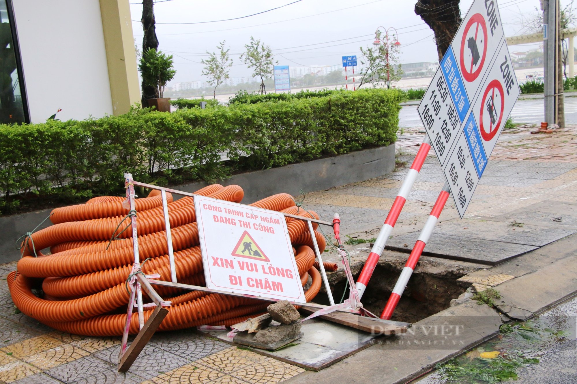 Trung tâm TP.Đà Nẵng &quot;tan hoang&quot; sau khi bão số 4 - Noru đổ bộ - Ảnh 8.