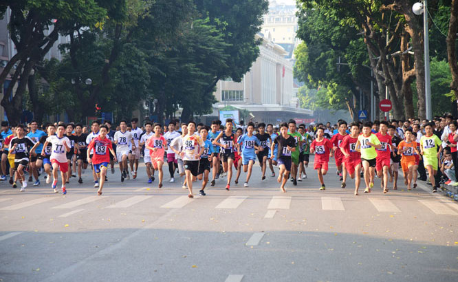Giải chạy Báo Hànộimới - Vì hòa bình 2022: Lần đầu tiên có VĐV đại sứ quán Mỹ tranh tài - Ảnh 3.