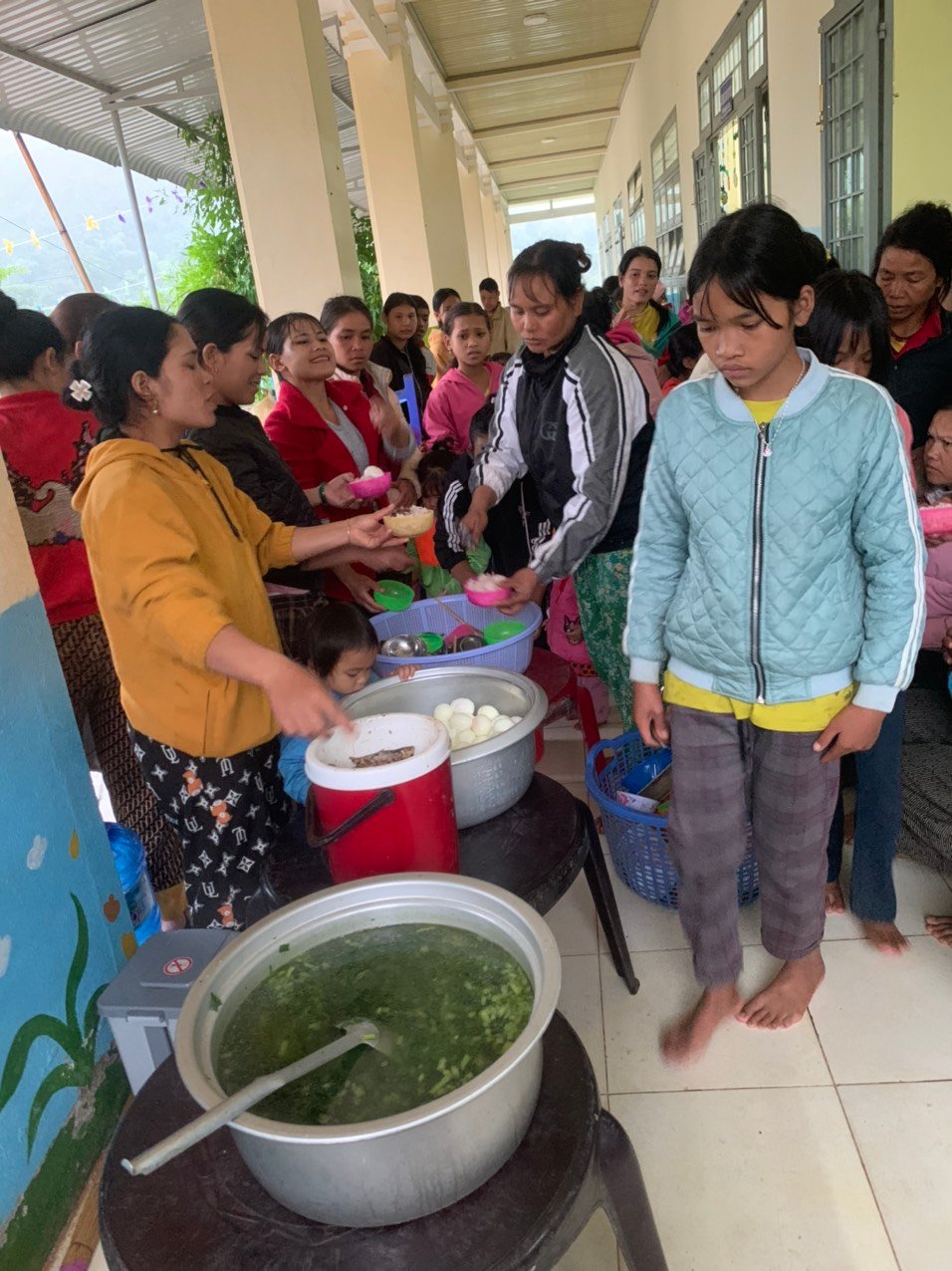 Ấm lòng những bữa cơm tặng người nghèo chạy bão lũ ở Kon Tum - Ảnh 1.