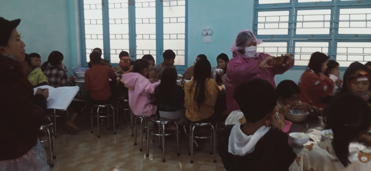 Ấm lòng những bữa cơm tặng người nghèo chạy bão lũ ở Kon Tum - Ảnh 2.