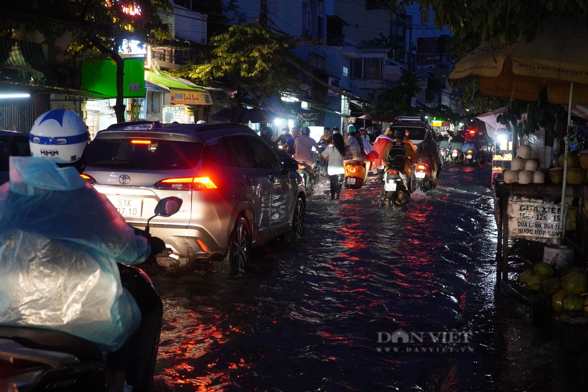 Đường Trần Xuân Soạn thành sông khi triều cường dâng cao, người dân bì bõm lội nước về nhà - Ảnh 2.