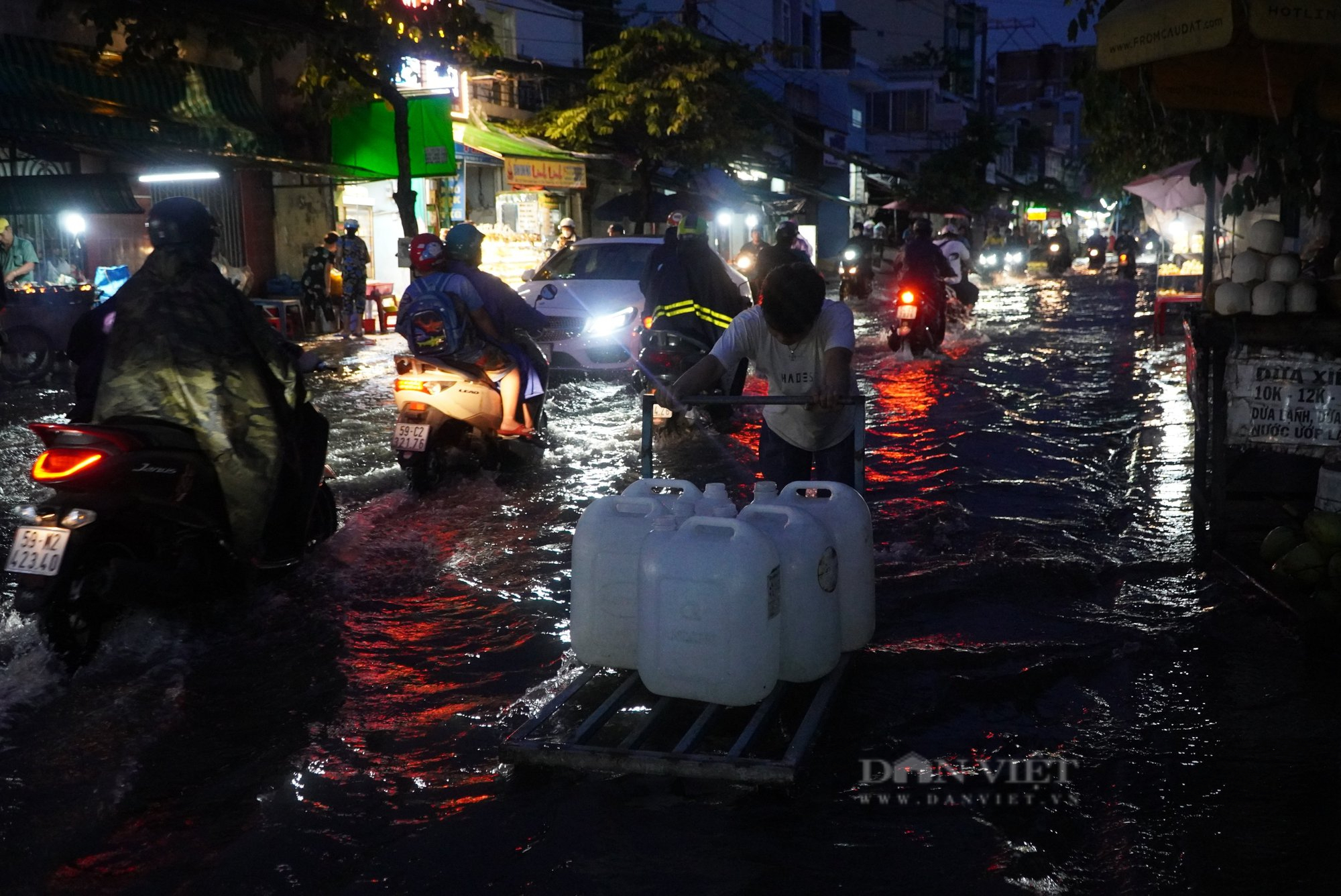 Đường Trần Xuân Soạn thành sông khi triều cường dâng cao, người dân bì bõm lội nước về nhà - Ảnh 3.