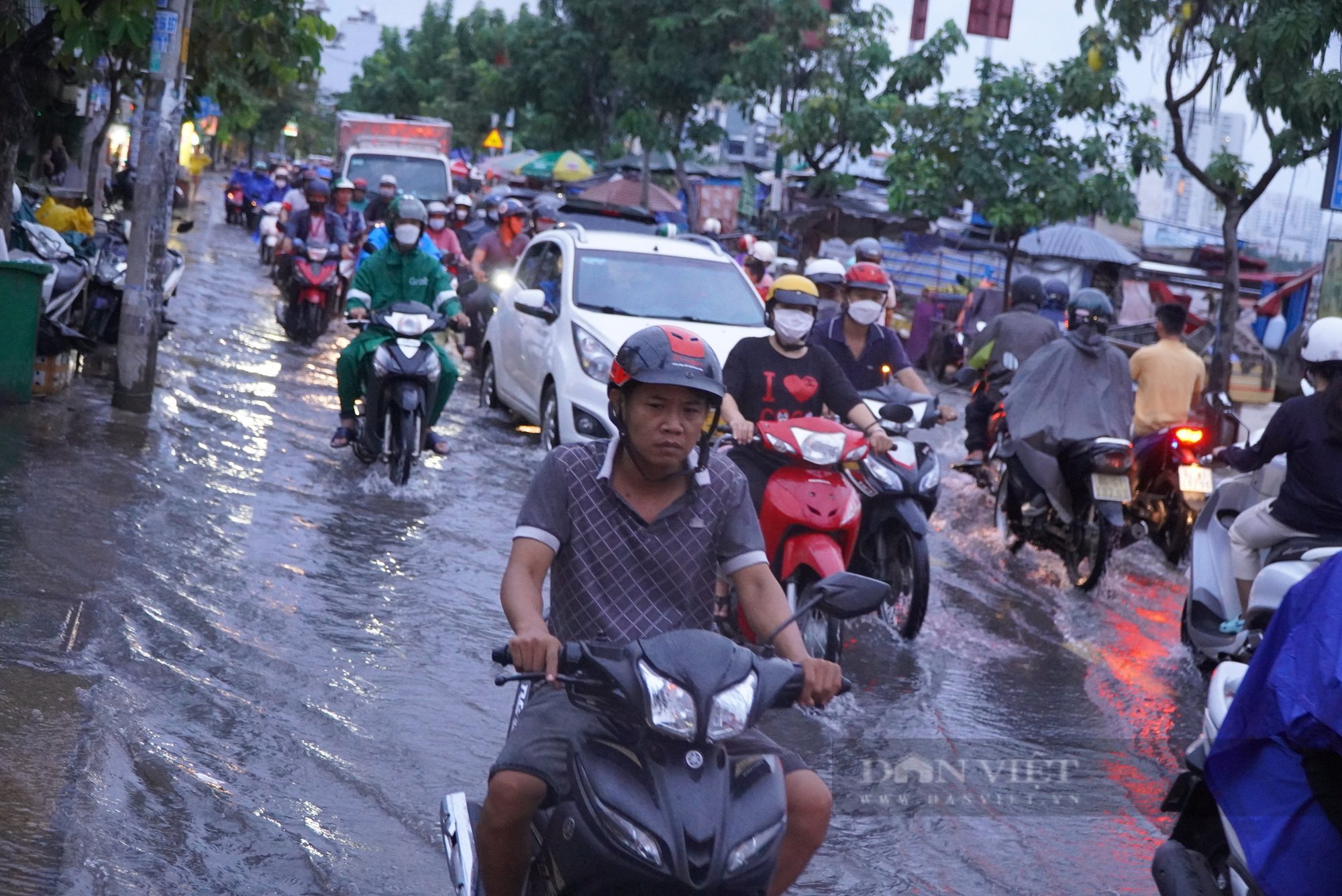 Đường Trần Xuân Soạn thành sông khi triều cường dâng cao, người dân bì bõm lội nước về nhà - Ảnh 4.