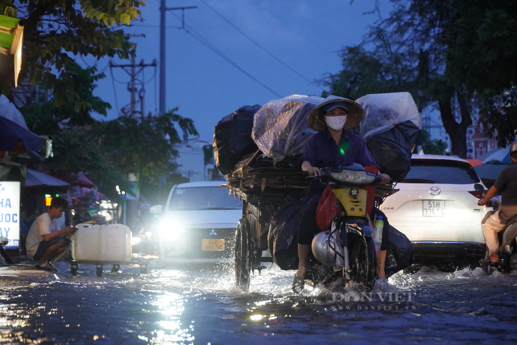 Đường Trần Xuân Soạn thành sông khi triều cường dâng cao, người dân bì bõm lội nước về nhà - Ảnh 6.