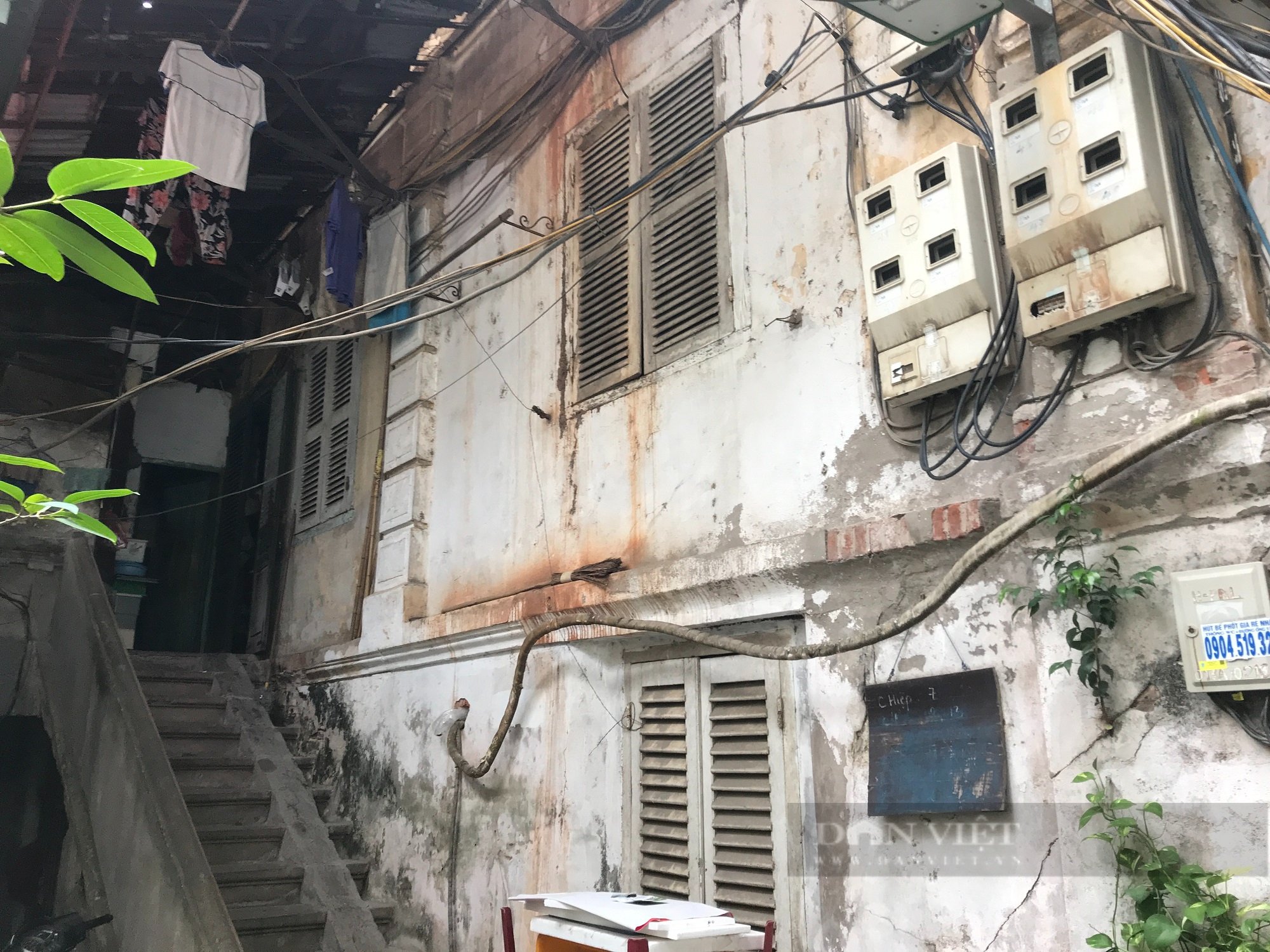 Người dân sinh sống tại biệt thự cổ số 57B Phan Chu Trinh phải chuyển về quê vì lo ngại tình trạng xuống cấp (Ảnh: Thái Nguyễn)