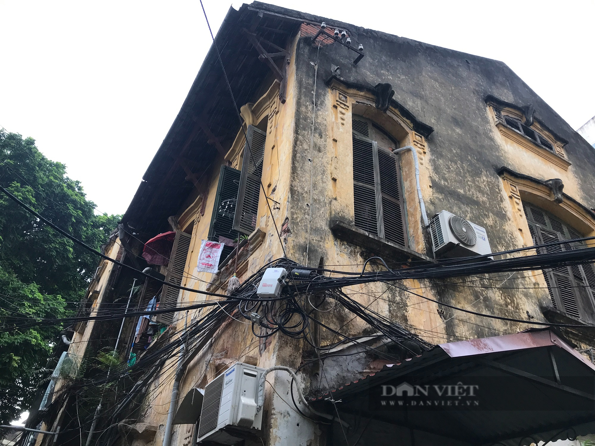 Căn biệt thự cổ tại số 8 Tăng Bạt Hổ rêu mốc, xuống cấp trầm trọng (Ảnh: Thái Nguyễn)
