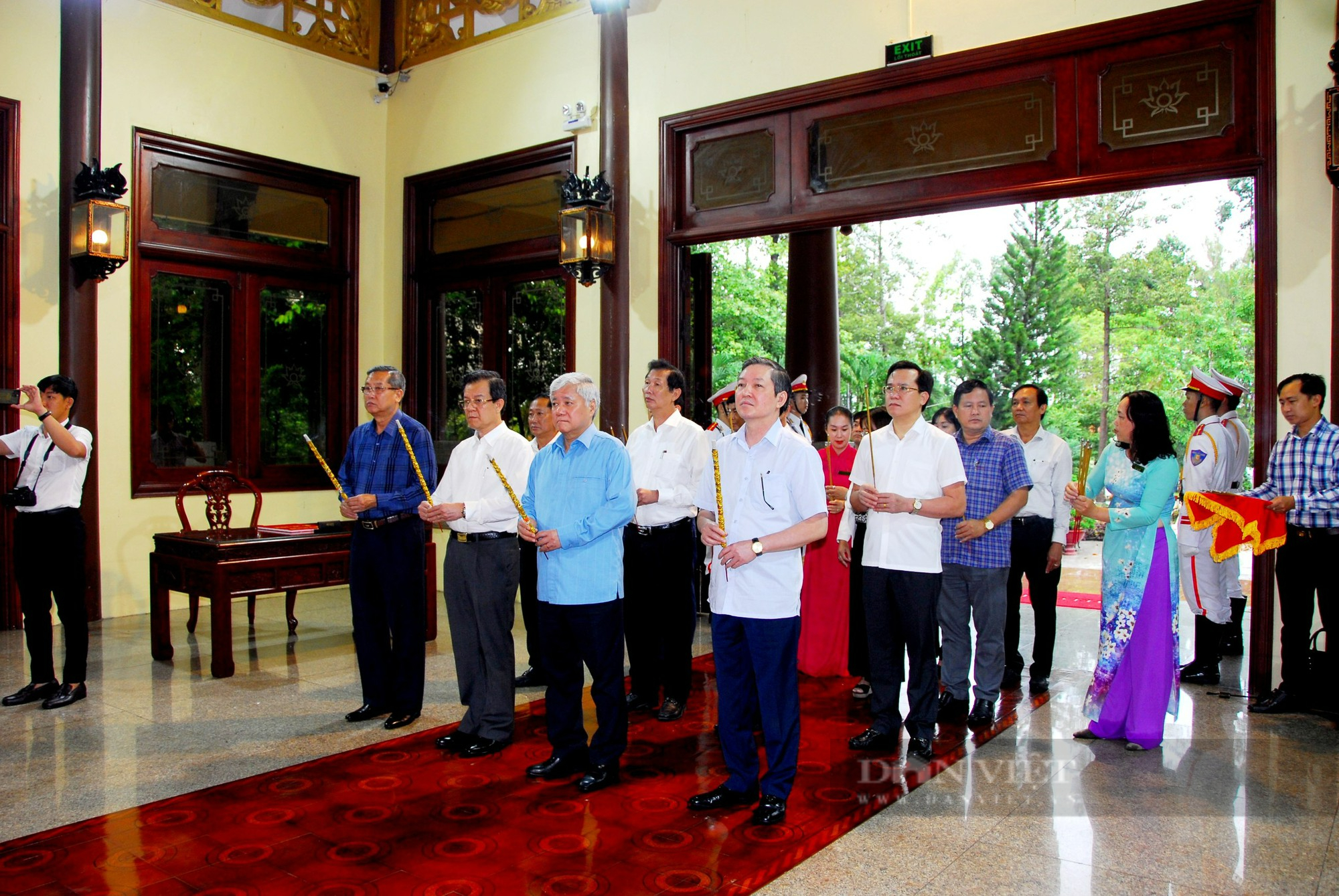 Đoàn công tác Trung ương dự khai mạc Hội thi Nhà nông đua tài toàn quốc viếng đền thờ Chủ tịch Tôn Đức Thắng - Ảnh 1.