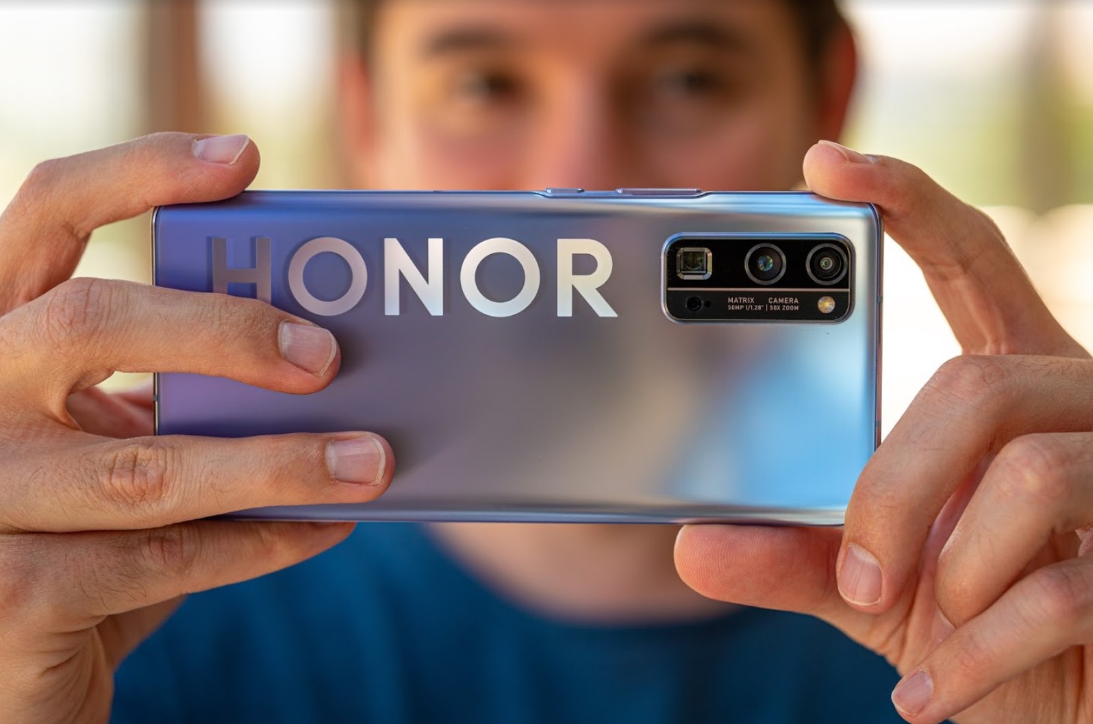 Honor, công ty thiết bị thông minh tách khỏi gã khổng lồ công nghệ Trung Quốc Huawei, có kế hoạch tung ra một chiếc điện thoại có thể gập lại ở thị trường nước ngoài để thách thức Apple và Samsung trên toàn cầu. Ảnh: @AFP.