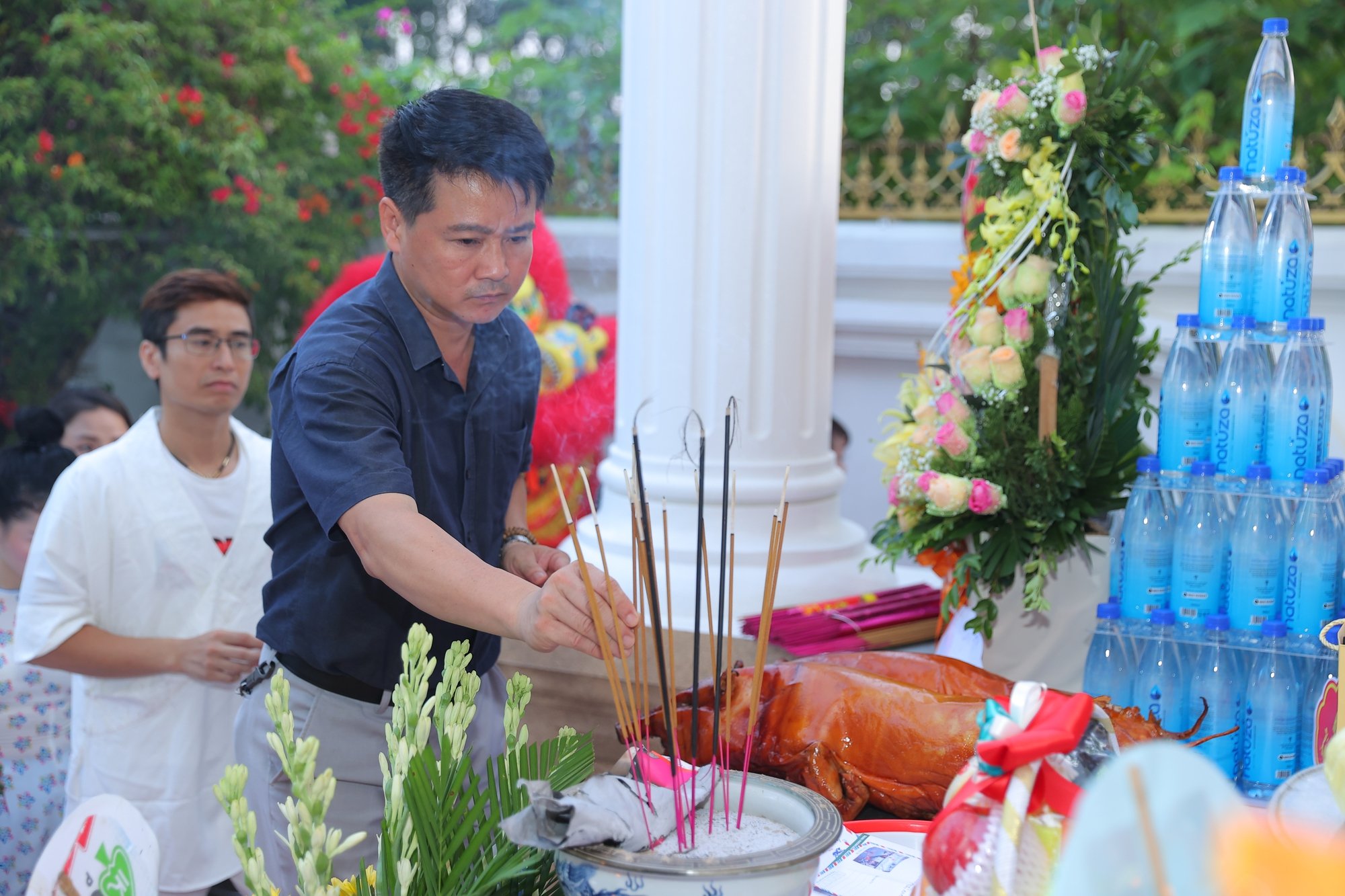 Nghệ sĩ Quang Tèo, Trà My tổ chức lễ giỗ Tổ nghề sân khấu tại biệt thự rộng 1000m2 ở ngoại thành Hà Nội - Ảnh 10.