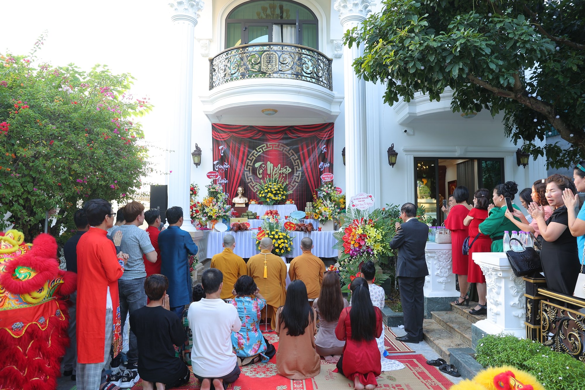 Nghệ sĩ Quang Tèo, Trà My tổ chức lễ giỗ Tổ nghề sân khấu tại biệt thự rộng 1000m2 ở ngoại thành Hà Nội - Ảnh 1.