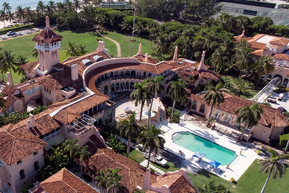FBI tìm thấy hơn 11.000 hồ sơ chính phủ tại nhà của Trump ở Florida - Ảnh 1.