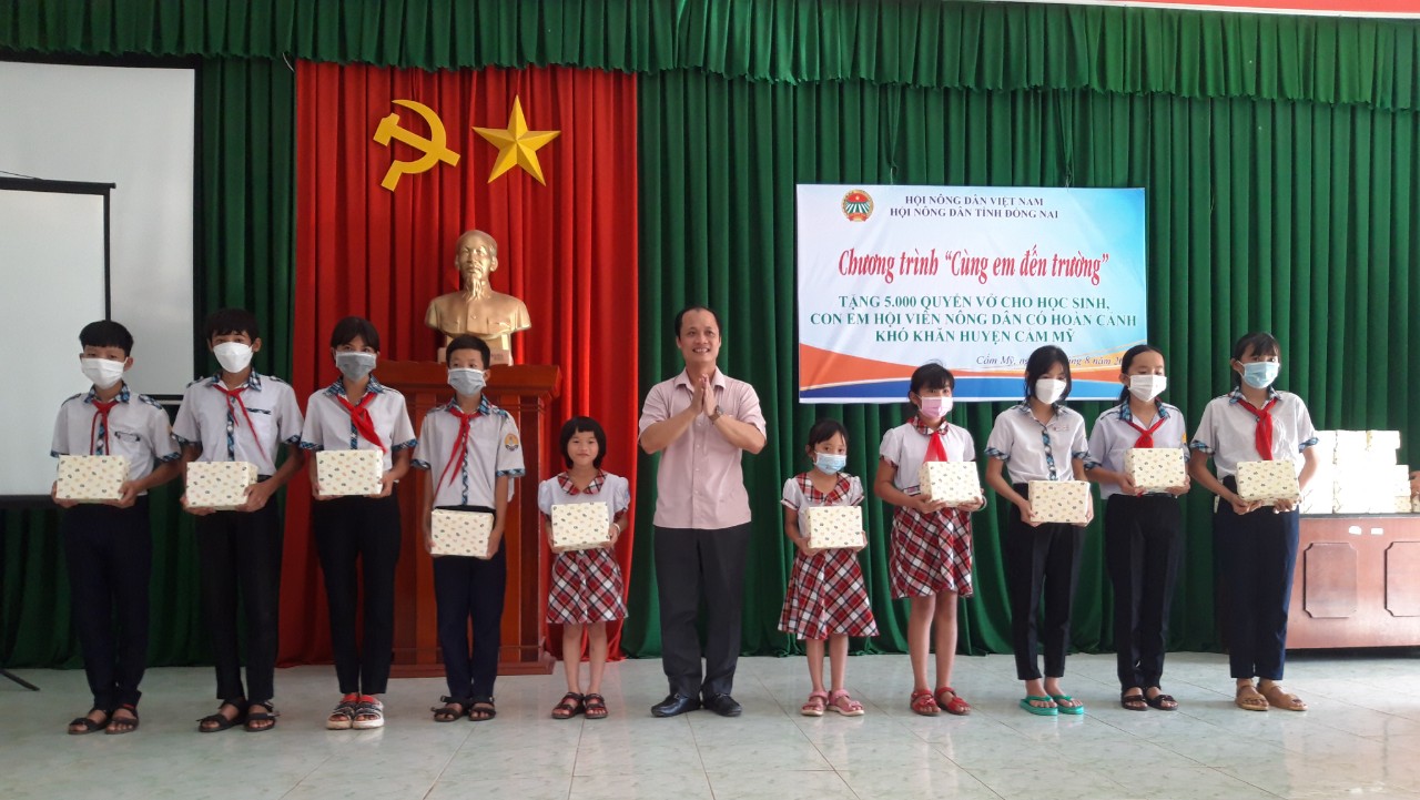 Hội Nông dân Đồng Nai tặng 30.000 cuốn vở cho các em học sinh nghèo vượt khó  - Ảnh 1.