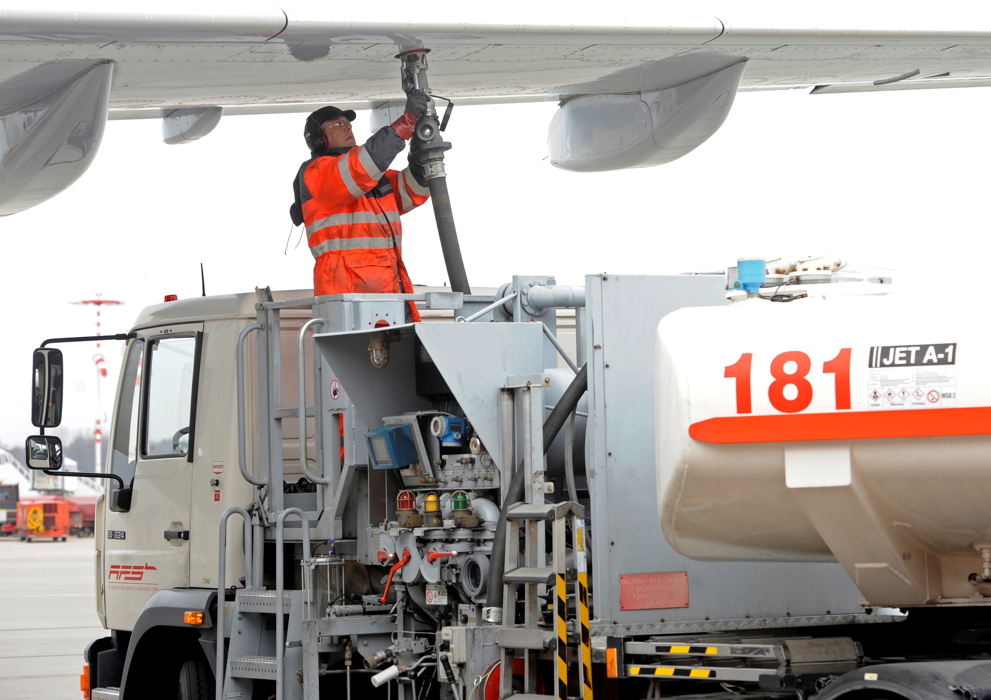 Nhu cầu đi lại cao cuối năm đẩy giá nhiên liệu máy bay tăng sốc - Ảnh 1. Nhu cầu đi lại cao cuối năm đẩy giá nhiên liệu máy bay tăng sốc - Ảnh 1.