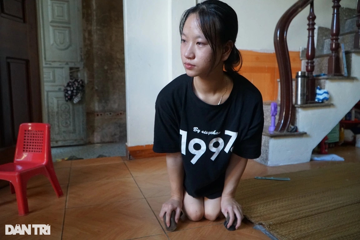 Nữ sinh gần 10 năm đến trường trên đôi chân của mẹ - Ảnh 7.