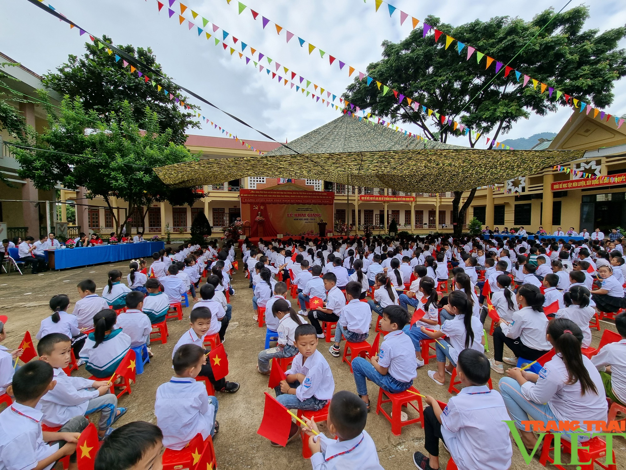 Phó Bí thư Thường trực Tỉnh uỷ Sơn La dự khai giảng năm học mới tại Trường Tiểu học Mường Giàng - Ảnh 2.