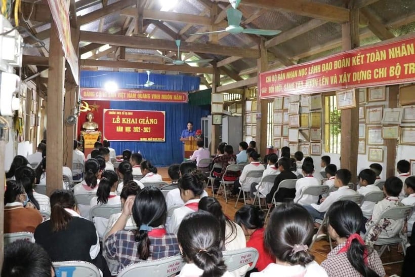 Trường học ở Sơn La ngập trong bùn nước tổ chức lễ khai giảng đặc biệt - Ảnh 2. Trường học ở Sơn La ngập trong bùn nước tổ chức lễ khai giảng đặc biệt - Ảnh 2.