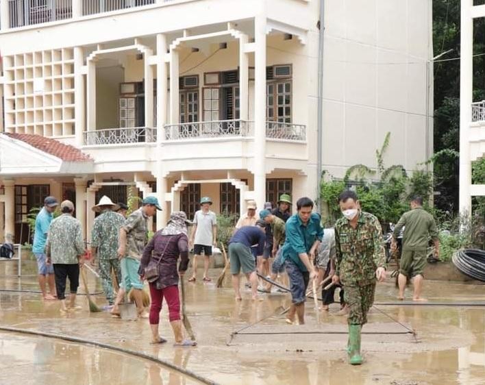 Trường học ở Sơn La ngập trong bùn nước tổ chức lễ khai giảng đặc biệt - Ảnh 3. Trường học ở Sơn La ngập trong bùn nước tổ chức lễ khai giảng đặc biệt - Ảnh 3.