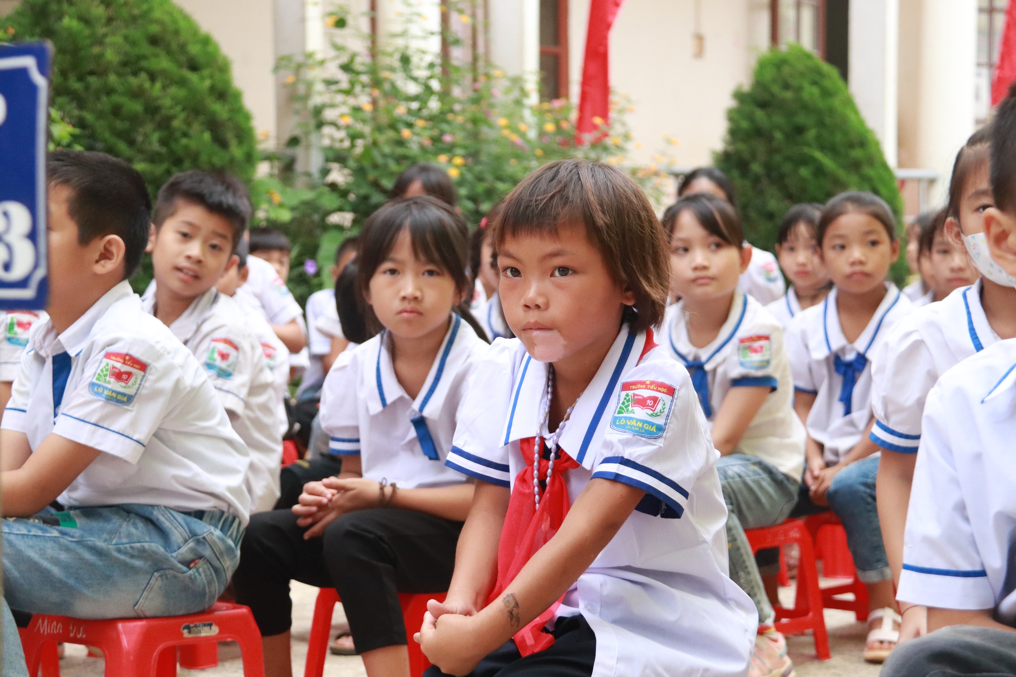 Mùa khai giảng không còn &quot;chênh vênh&quot; với trẻ em vùng cao có hoàn cảnh đặc biệt - Ảnh 1.