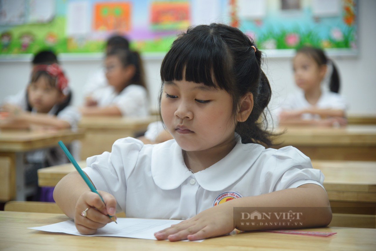 Clip: Học sinh Thủ đô hào hứng khai giảng năm học mới sau 2 năm Covid-19  - Ảnh 7.