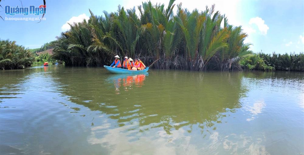 Khu rừng toàn thứ cây mọc từ dưới nước lợ vươn lên ở Quảng Ngãi, ra trái nhìn lạ mắt đang hút khách đến chơi - Ảnh 8.