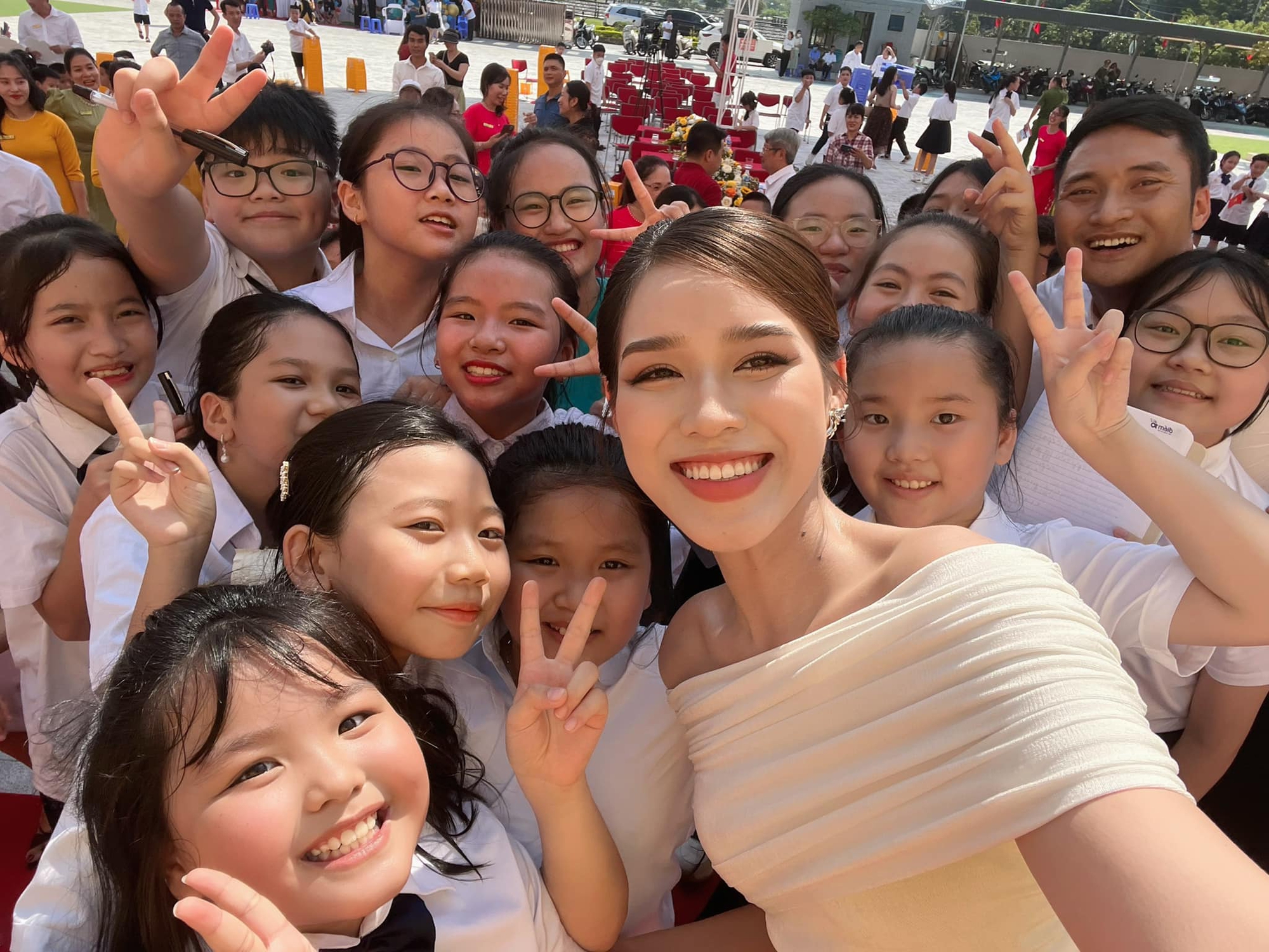 Lưu Hương Giang chia sẻ sâu cay, Đỗ Thị Hà rạng rỡ trong ngày khai trường - Ảnh 3.