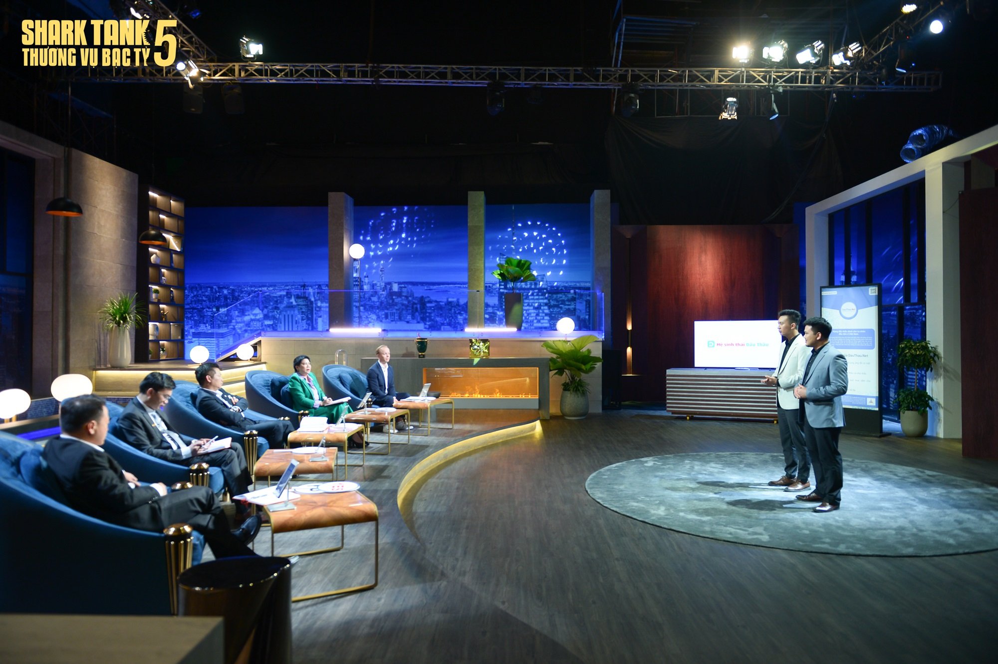 Các Shark hỏi rất kỹ về tình hình tài chính của Startup. Ảnh; Shark Tank