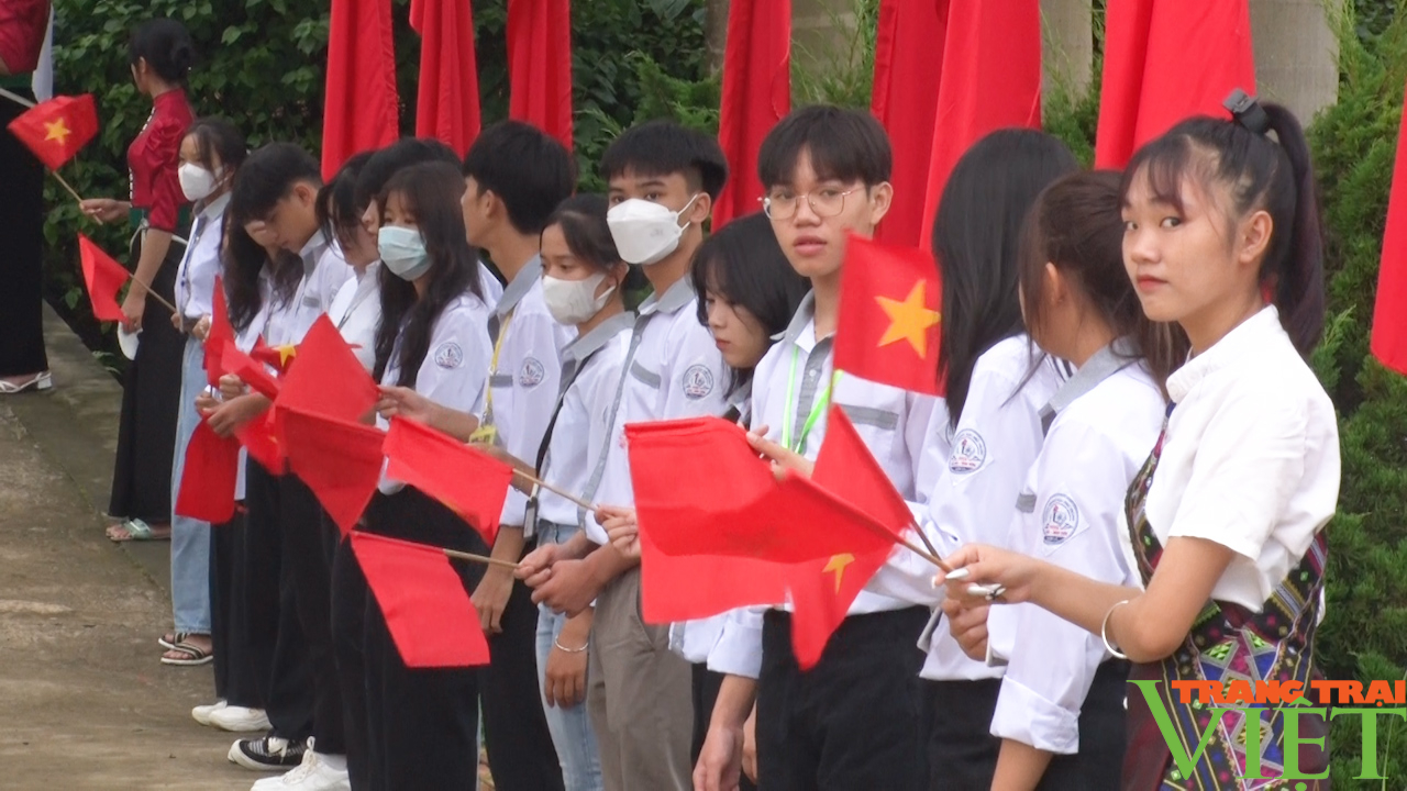 Đồng chí Hoàng Quốc Khánh dự lễ Khai giảng tại trường THPT Cò Nòi - Ảnh 8. Đồng chí Hoàng Quốc Khánh dự lễ Khai giảng tại trường THPT Cò Nòi - Ảnh 8.