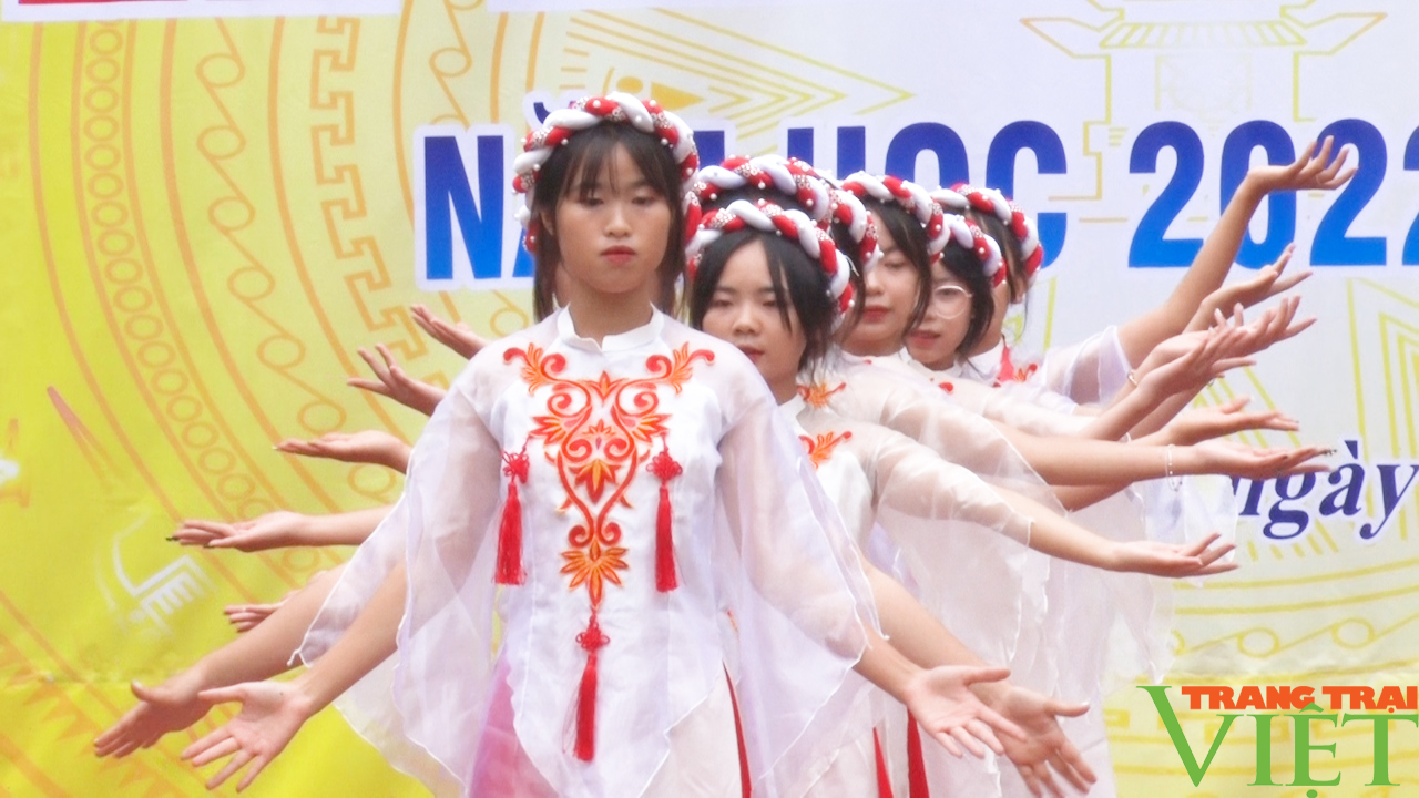 Đồng chí Hoàng Quốc Khánh dự lễ Khai giảng tại trường THPT Cò Nòi - Ảnh 10. Đồng chí Hoàng Quốc Khánh dự lễ Khai giảng tại trường THPT Cò Nòi - Ảnh 10.