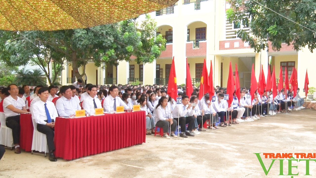 Đồng chí Hoàng Quốc Khánh dự lễ Khai giảng tại trường THPT Cò Nòi - Ảnh 6. Đồng chí Hoàng Quốc Khánh dự lễ Khai giảng tại trường THPT Cò Nòi - Ảnh 6.