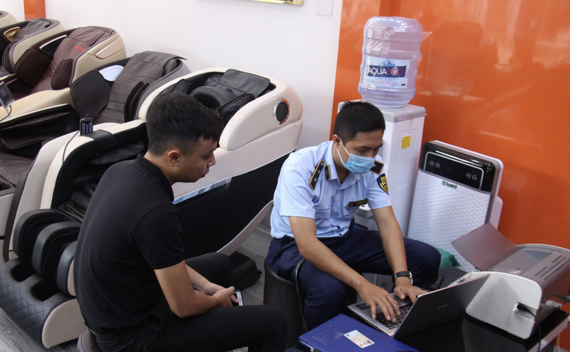 Vụ ghế massage Trung Quốc &quot;đội lốt&quot; hàng Nhật, Hàn, Bộ Tài chính vào cuộc - Ảnh 1.