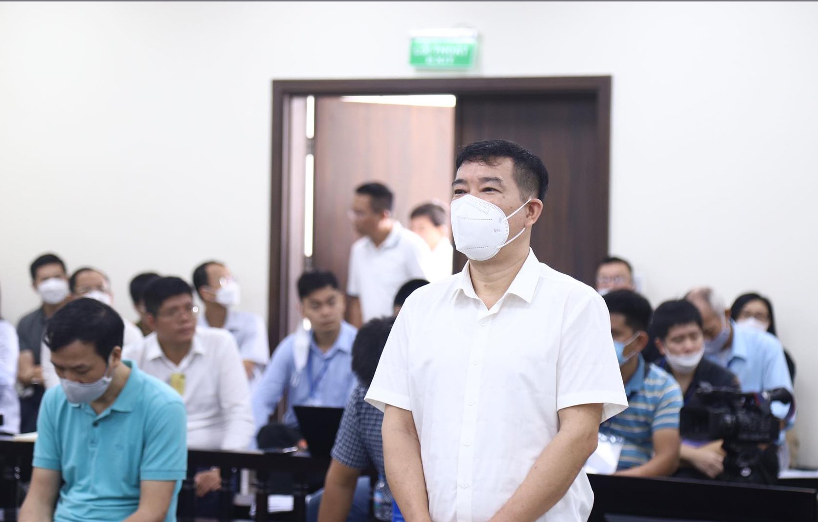 Bị cáo Phùng Anh Lê từng nói gia đình mấy đời làm công an, không đánh đổi để nhận hối lộ - Ảnh 3.