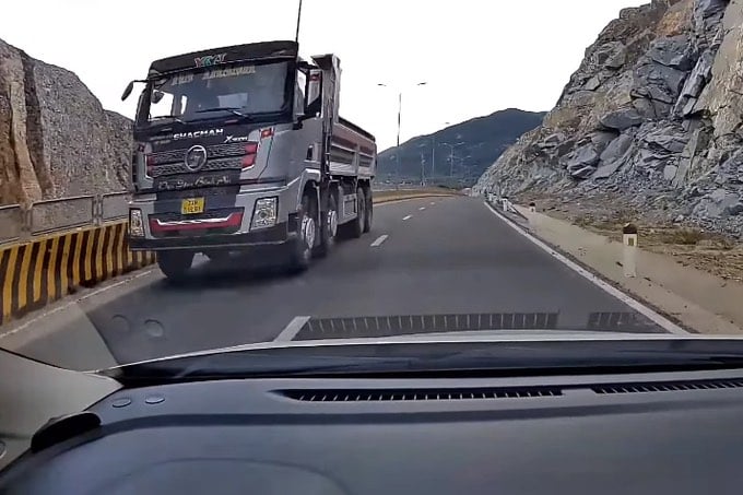 &quot;Thót tim&quot; xe ben lao vun vút ngược chiều trên đường ven biển Bình Định - Ảnh 1.