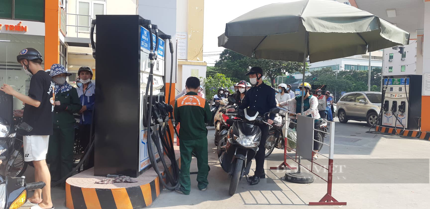 Hà Nội: Nhiều cây xăng dùng mọi &quot;chiêu trò&quot; bán nhỏ giọt, đóng cửa giờ cao điểm - Ảnh 4.