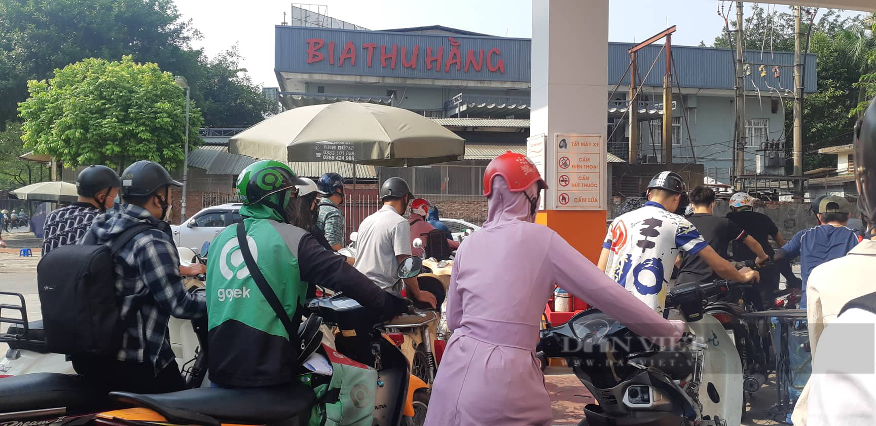 Hà Nội: Nhiều cây xăng dùng mọi &quot;chiêu trò&quot; bán nhỏ giọt, đóng cửa giờ cao điểm - Ảnh 8.