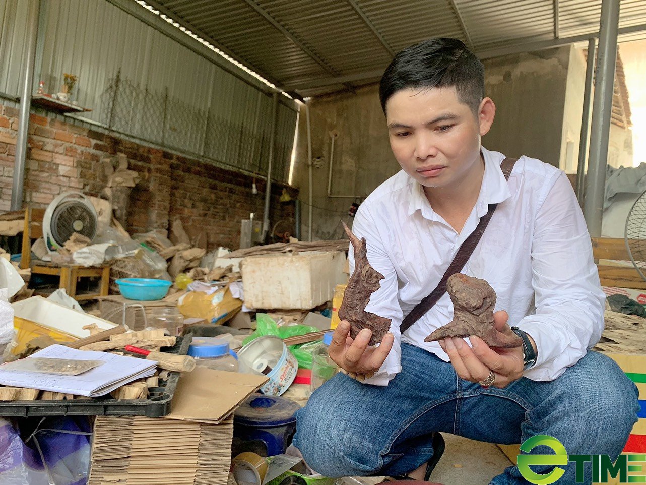 Chàng trai xứ Quảng biến những gốc, cây gỗ mục thành trang sức quý hiếm - Ảnh 1. Chàng trai xứ Quảng biến những gốc, cây gỗ mục thành trang sức quý hiếm - Ảnh 1.