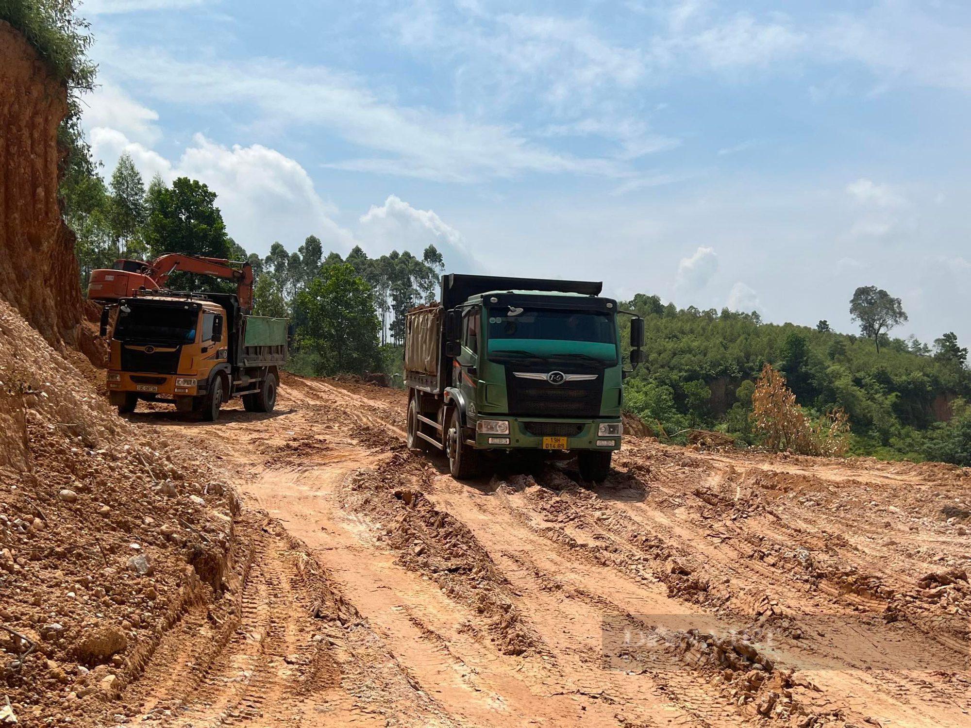 Phú Thọ: Xử phạt nguội để chấn chỉnh, quản lý nghiêm việc san hạ cốt, vận chuyển đất trái phép - Ảnh 3.