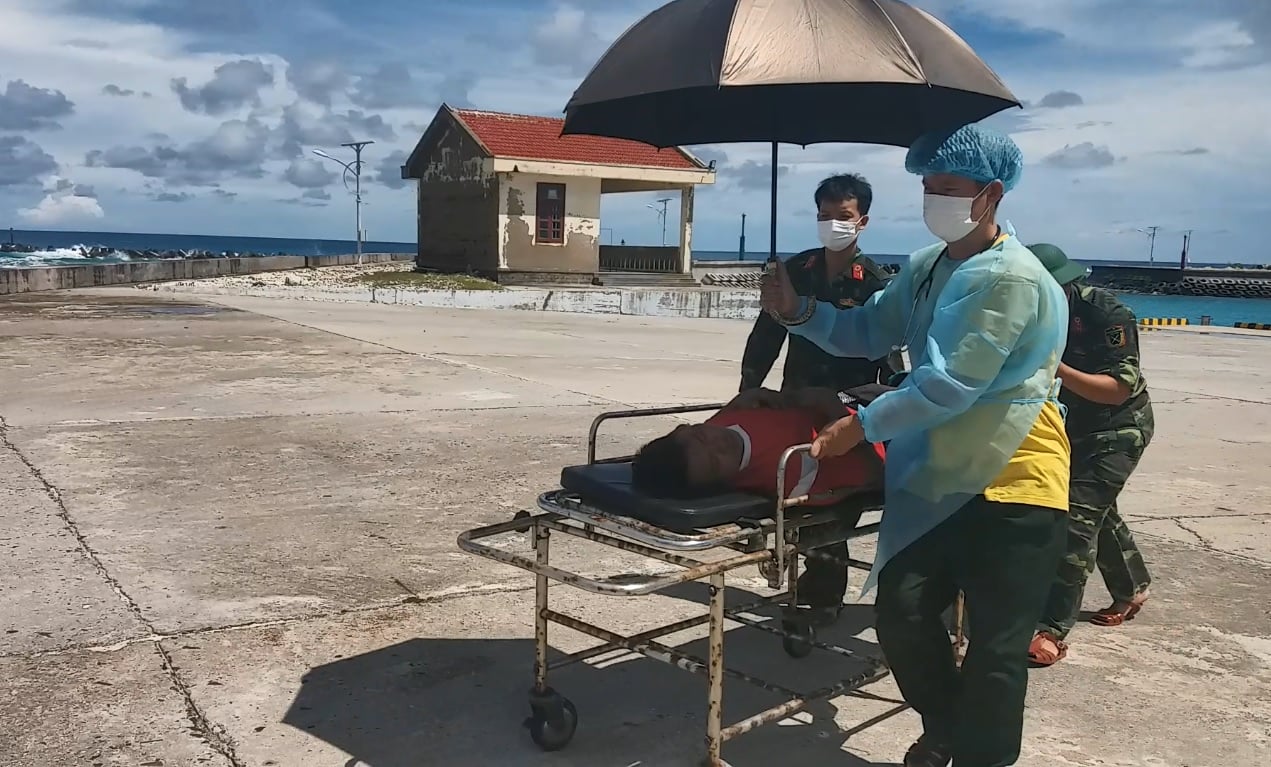 Bệnh xá đảo Song Tử Tây cấp cứu ngư dân bị giảm áp do lặn sâu của Bình Thuận - Ảnh 1.