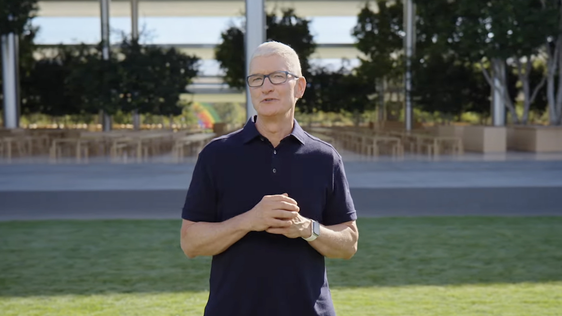 Tim Cook khởi động sự kiện tập trung vào 'iPhone, AirPods và Apple Watch'. Ảnh: @Apple.