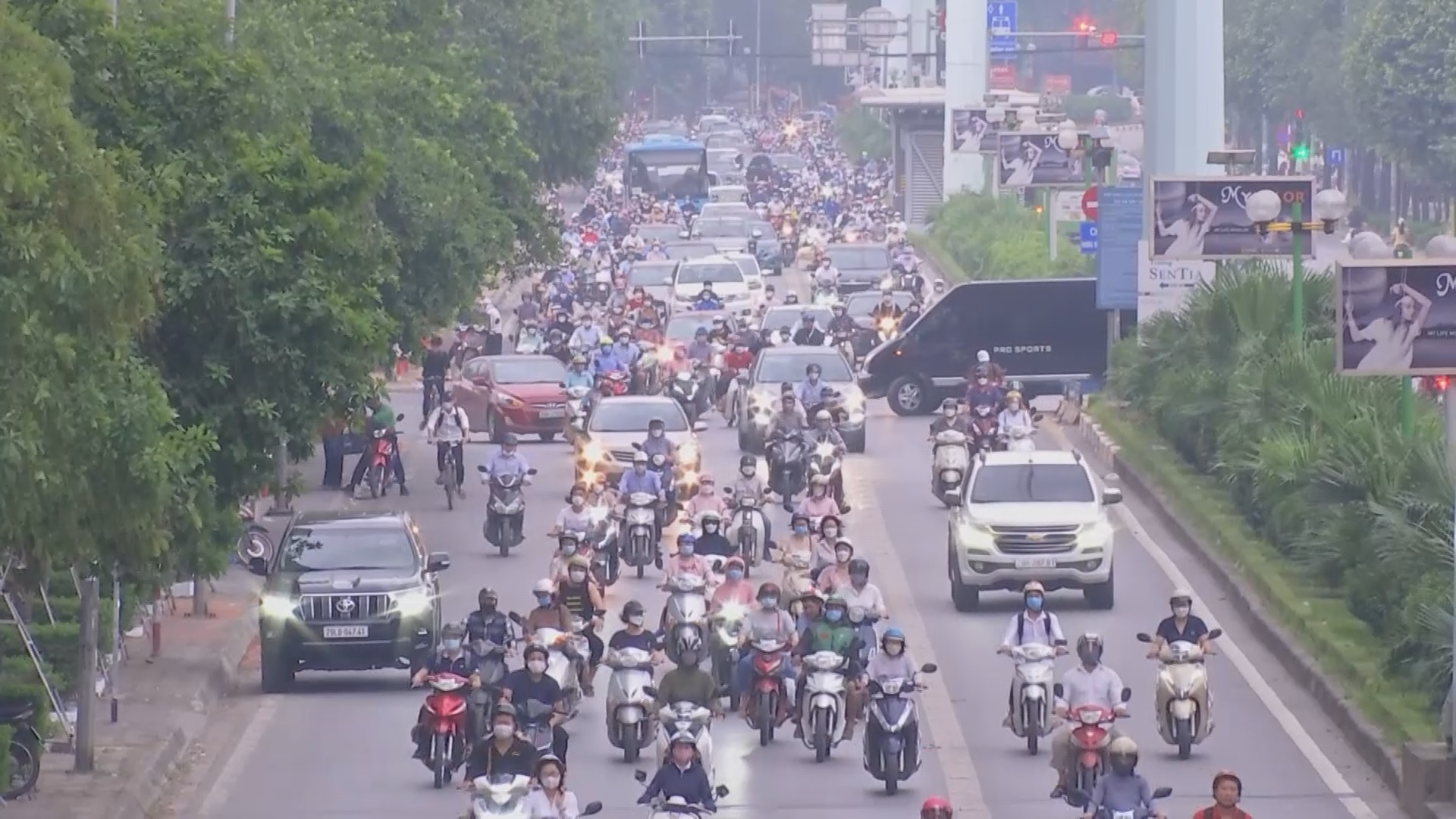Hà Nội xây dựng chung cư ồ ạt khiến tình trạng tắc đường xảy ra thường xuyên (Ảnh: Thái Nguyễn) Hà Nội xây dựng chung cư ồ ạt khiến tình trạng tắc đường xảy ra thường xuyên (Ảnh: Thái Nguyễn)