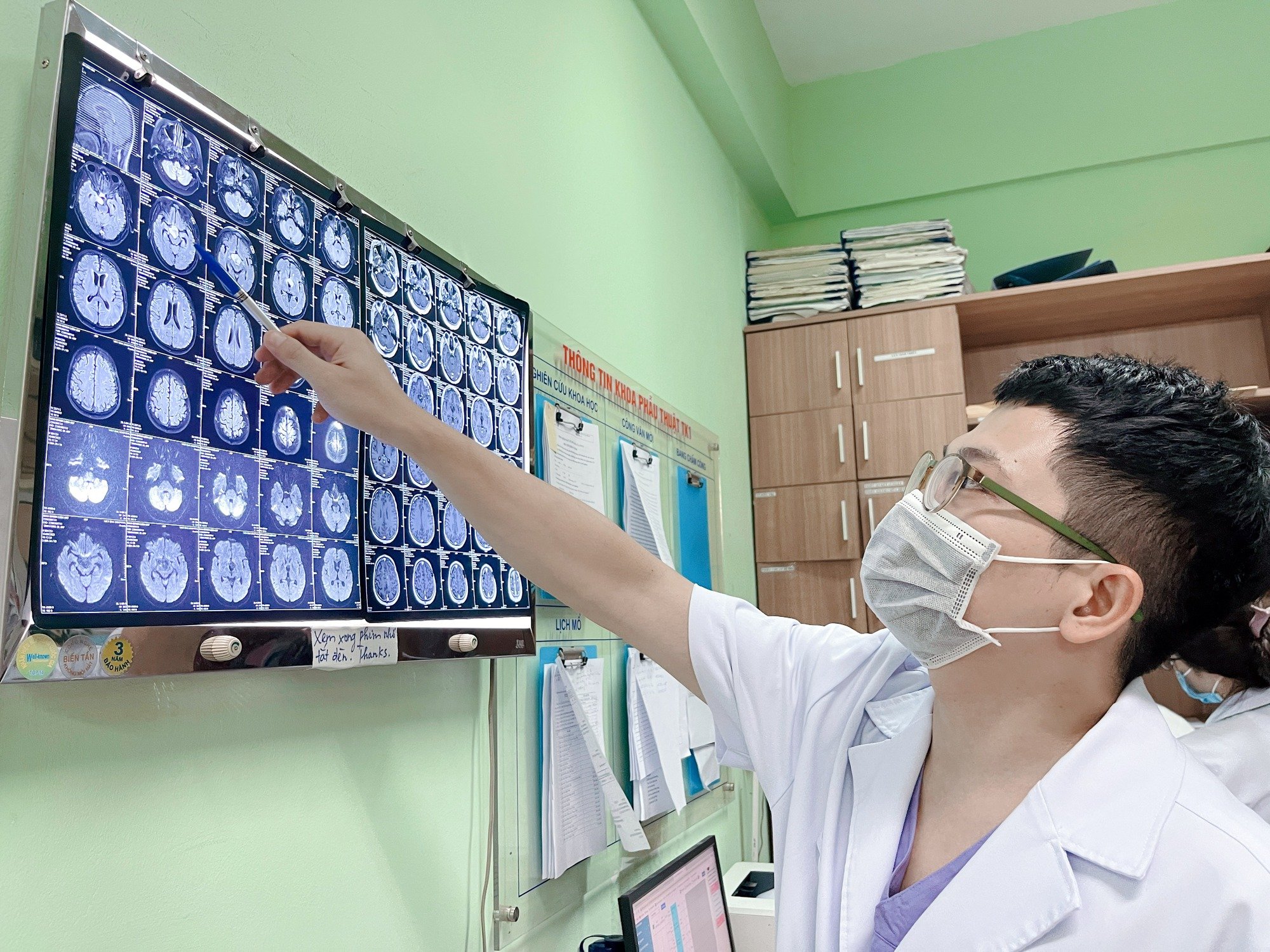 U sọ hầu lớn mổ rồi vẫn đau đầu, nguy cơ mù 2 mắt - Ảnh 1.