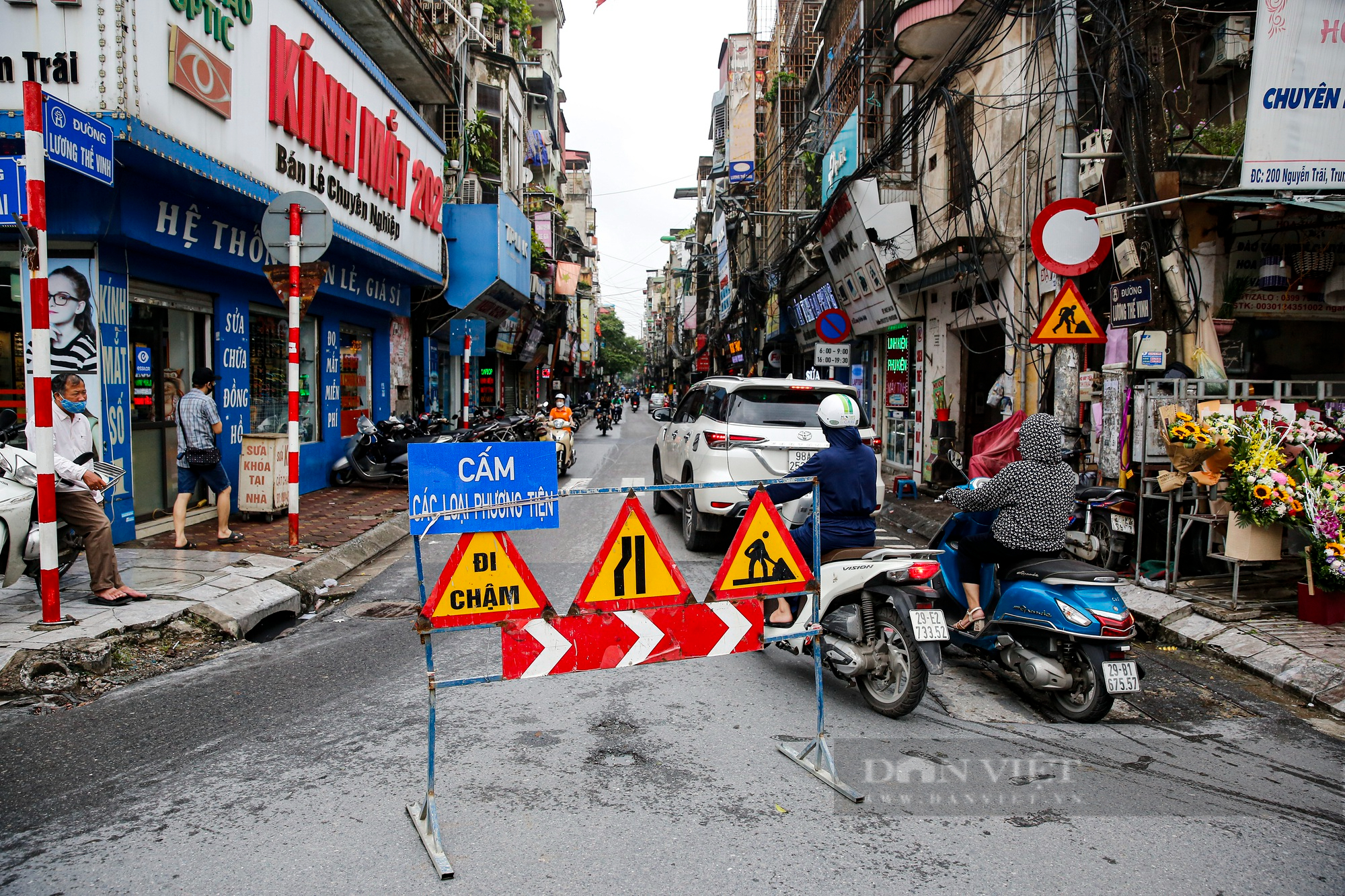 Người Hà Nội chật vật di chuyển qua &quot;lô cốt&quot; án ngữ giữa đường - Ảnh 11.