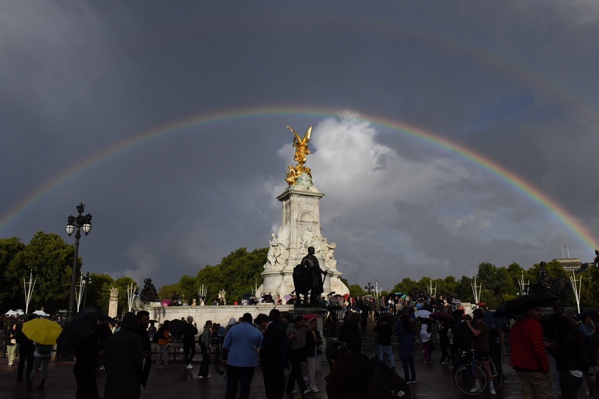 Cầu vồng đôi xuất hiện bên trên Điện Buckingham khi Nữ hoàng nước Anh băng hà - Ảnh 1. Cầu vồng đôi xuất hiện bên trên Điện Buckingham khi Nữ hoàng nước Anh băng hà - Ảnh 1.