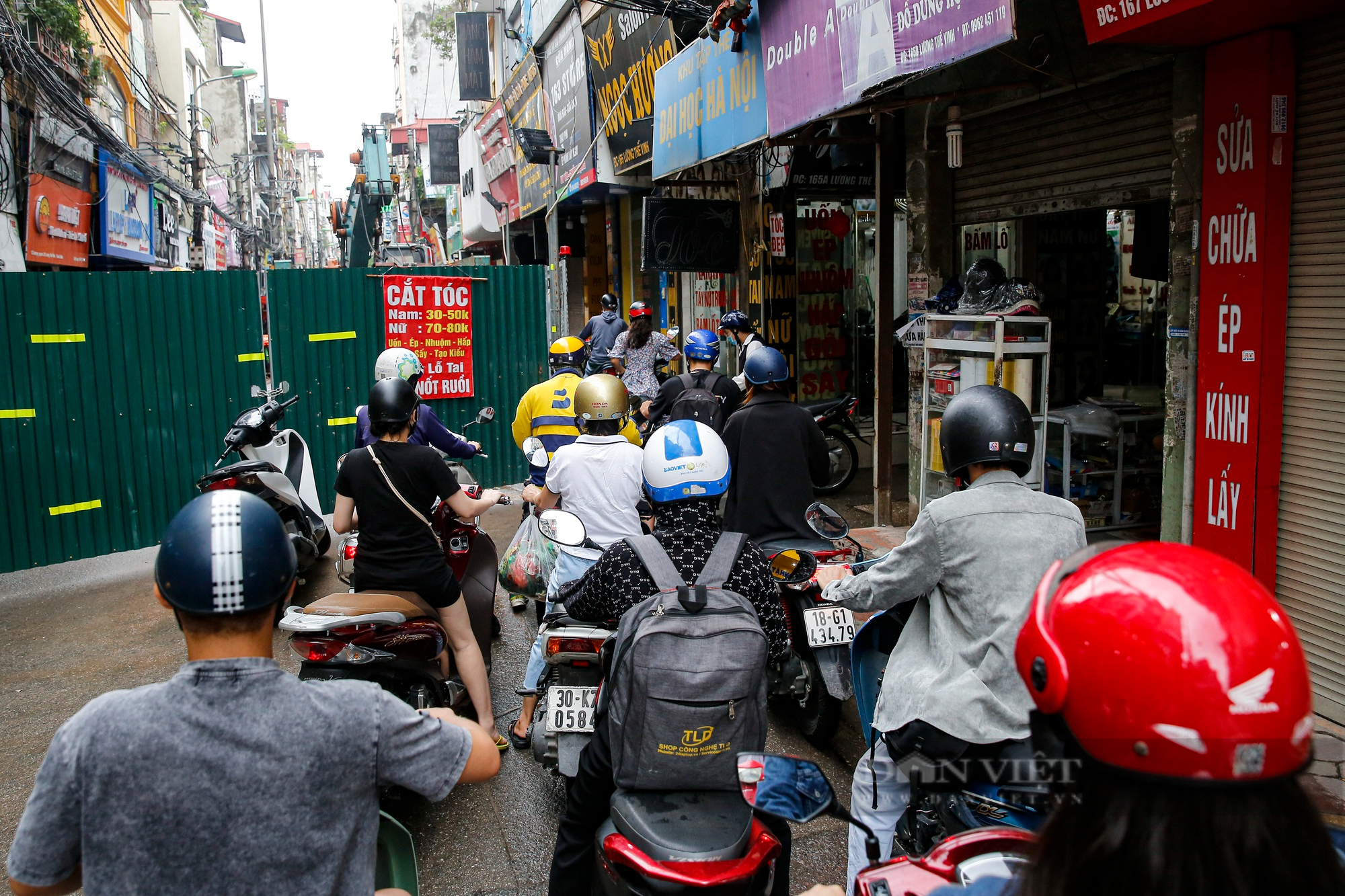 Người Hà Nội chật vật di chuyển qua &quot;lô cốt&quot; án ngữ giữa đường - Ảnh 2.