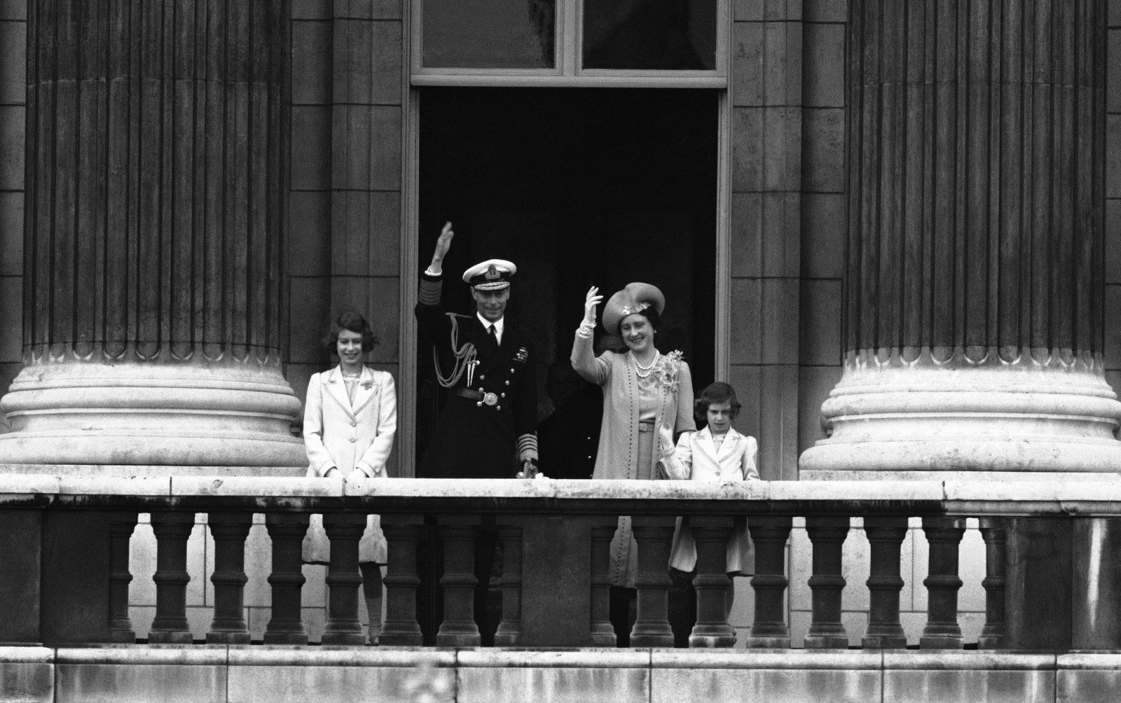 Nữ hoàng Anh Elizabeth II: Một cuộc đời kiêu hãnh - Ảnh 4.