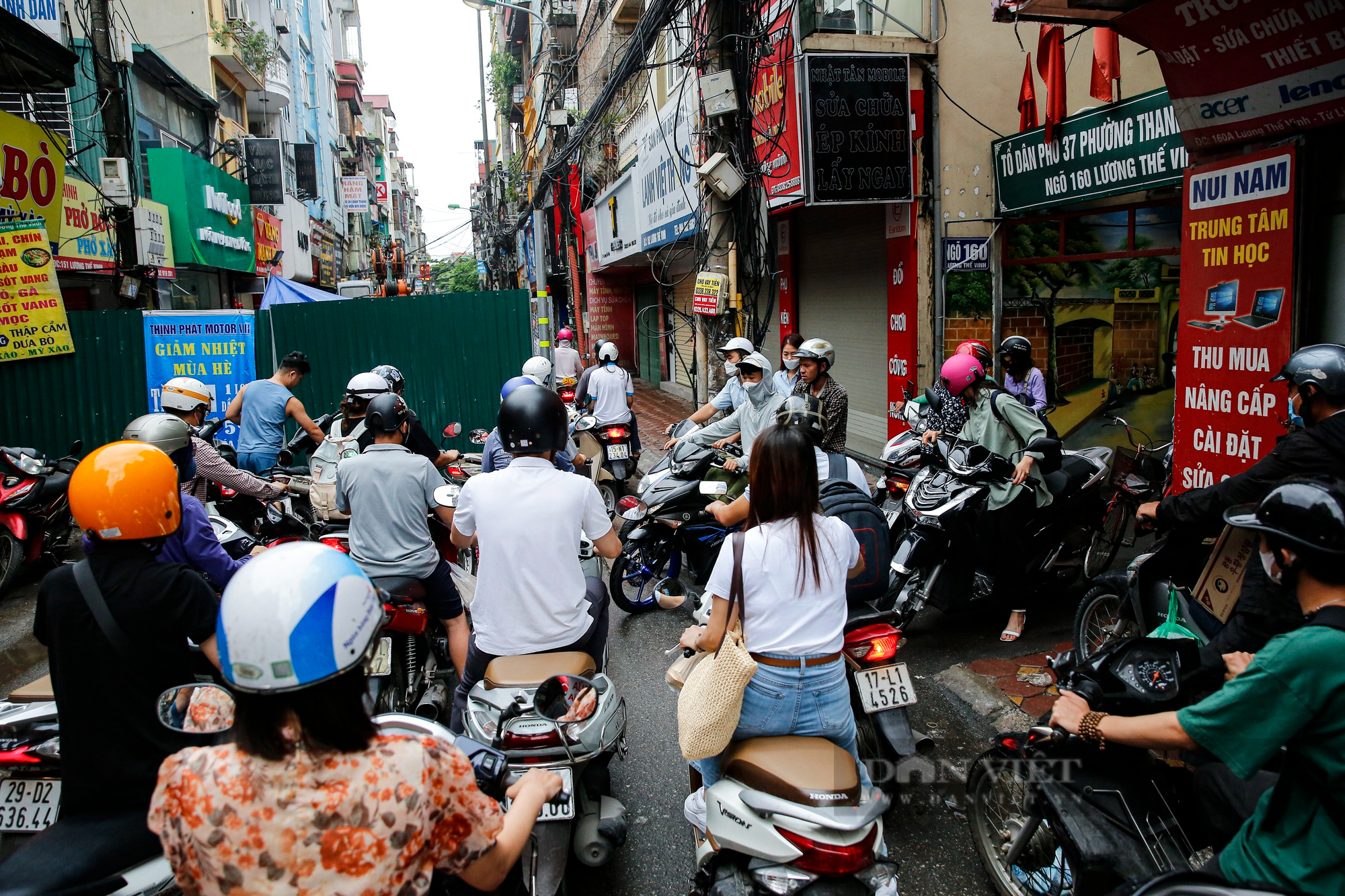 Người Hà Nội chật vật di chuyển qua &quot;lô cốt&quot; án ngữ giữa đường - Ảnh 7.