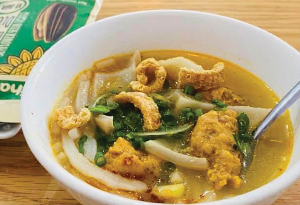 Nếm thử đặc sản bánh canh chả cua, bún chả cá quán cũ ở Huế, giờ quay lại tìm hoài không thấy - Ảnh 1.