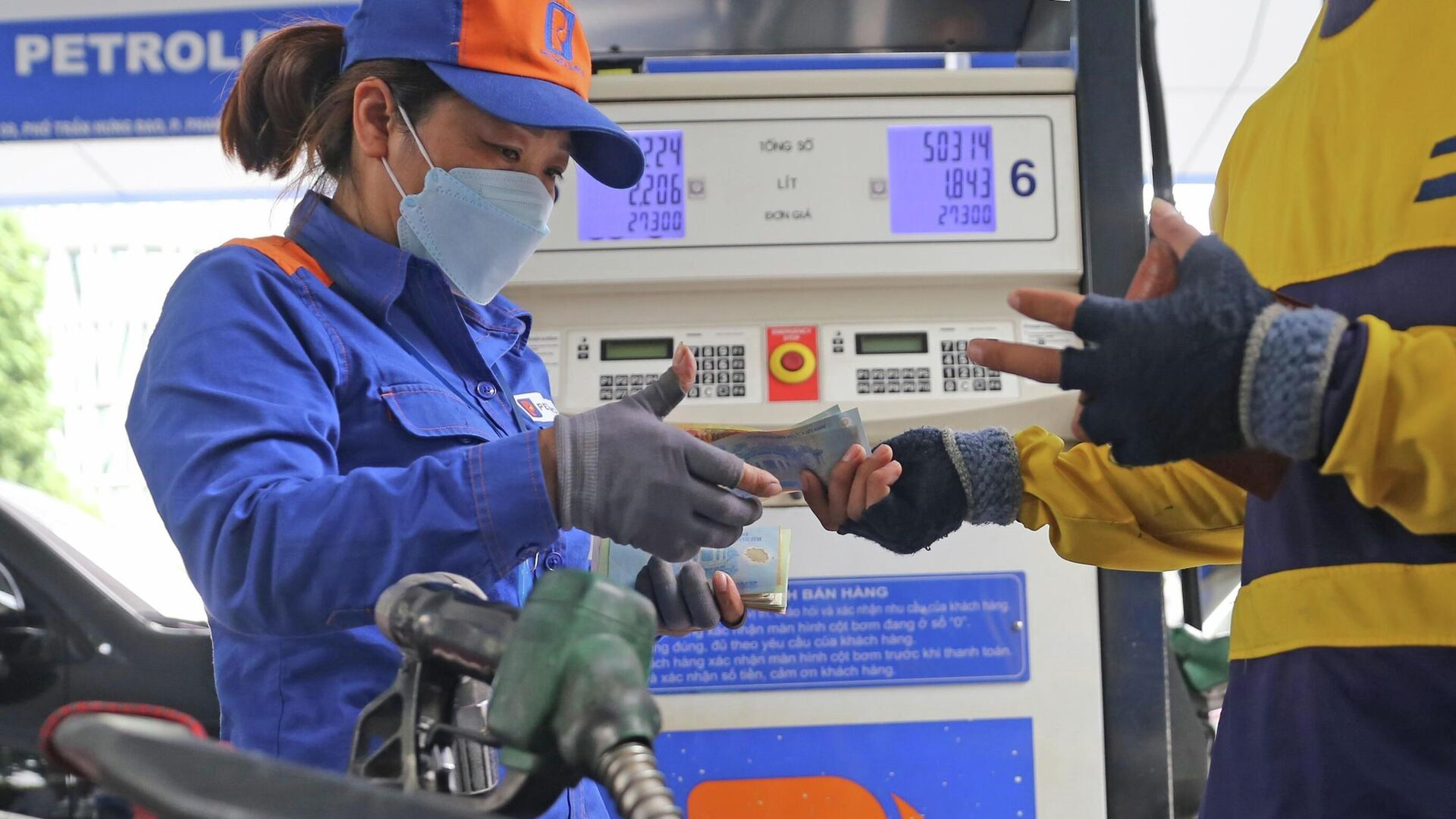 Chính phủ yêu cầu sớm có phương án giảm thuế tiêu thụ đặc biệt xăng dầu - Ảnh 1.