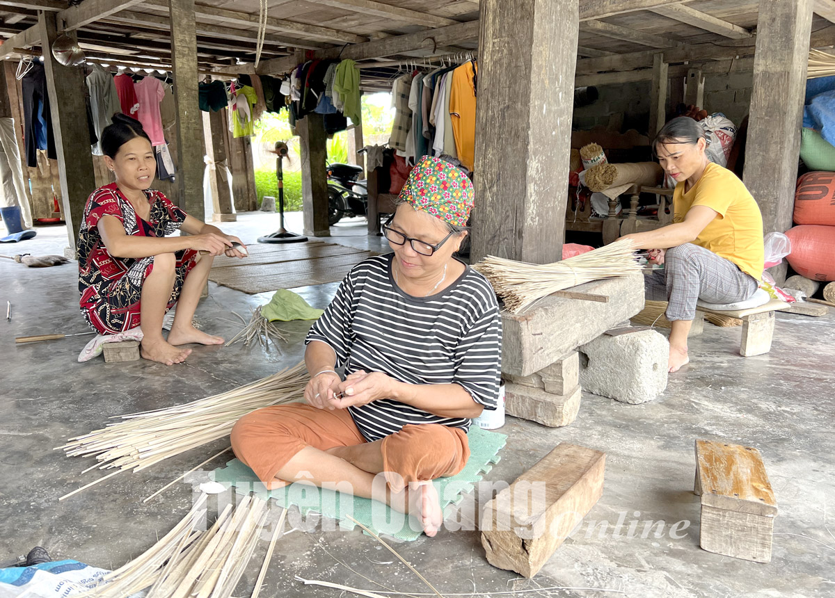 Làng ở Tuyên Quang nhìn trước ngó sau chỉ thấy người già, trẻ con, kẽo kẹt nuôi dạy nhau đi qua năm tháng - Ảnh 2.