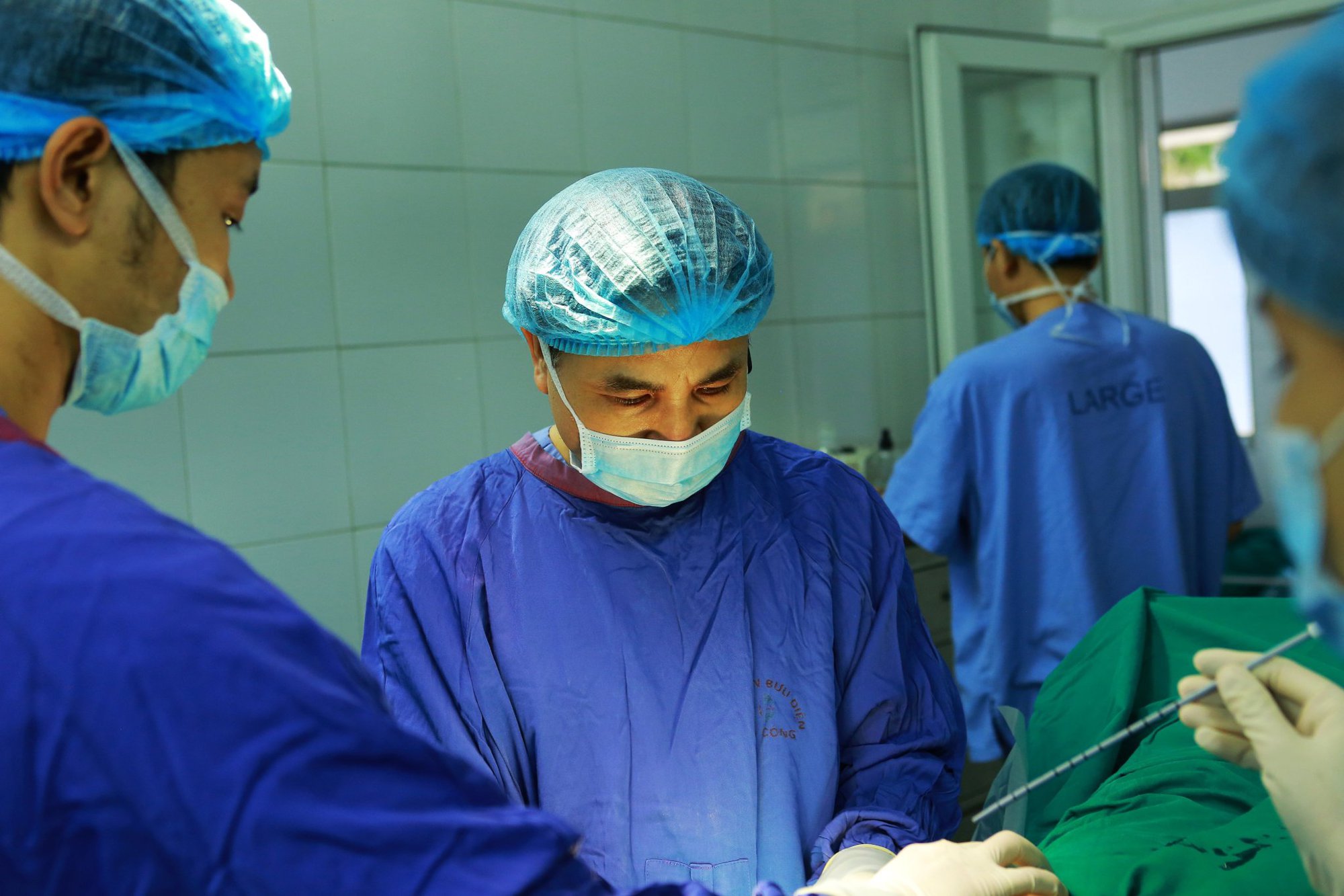Hết hồn với &quot;vật lạ&quot; như củ gừng già, to tướng nằm trong thận bệnh nhân 61 tuổi - Ảnh 1.