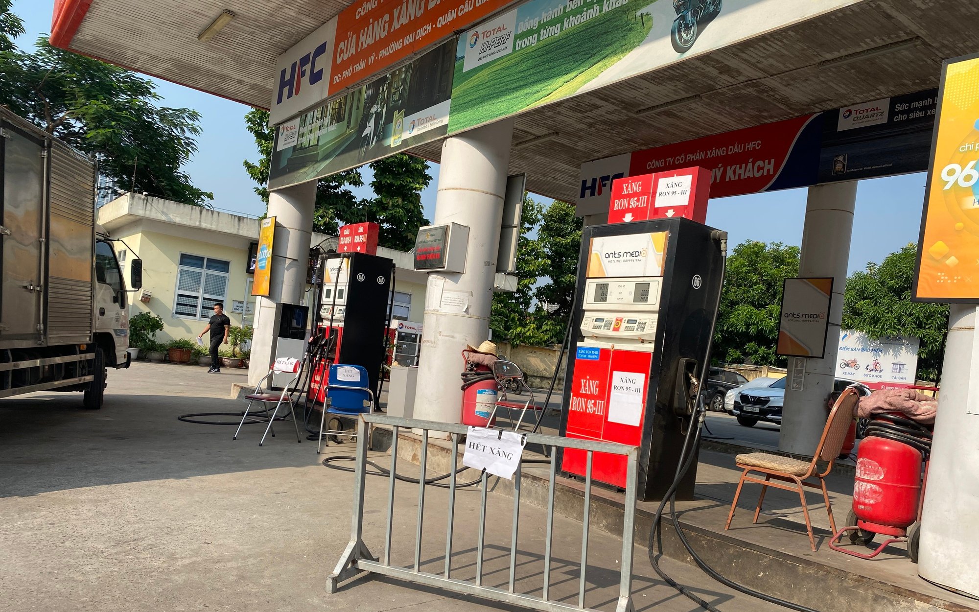 Có gì bất thường khi Bộ Công Thương "treo" quyết định tước giấy phép doanh nghiệp xăng dầu?